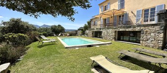 Villa de caractère avec piscine et vue montagne