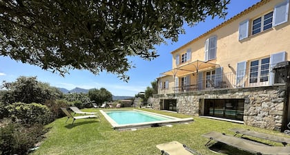 Villa de caractĂšre avec piscine et vue montagne