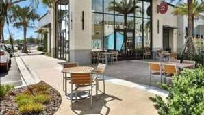 Un restaurant proposant des « bento » avec une terrasse et des palmiers.