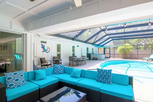 PRIVATE ESTATE BY BEACH 5BR 3BA 2 king masters, heated pooL, hottub, by beach.