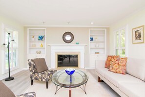 Smart TV, fireplace - PRIVATE ESTATE BY BEACH 5BR 3BA 2 king masters, heated pooL, hottub, by beach. (Seminole)