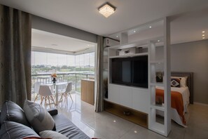 Smart TV, books - Sunrise Studio - GRU (Guarulhos)