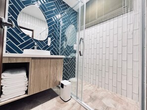 Panoramic Studio Suite | Bilik Mandi | Tab mandi dan pancuran berasingan, kelengkapan dandanan diri percuma