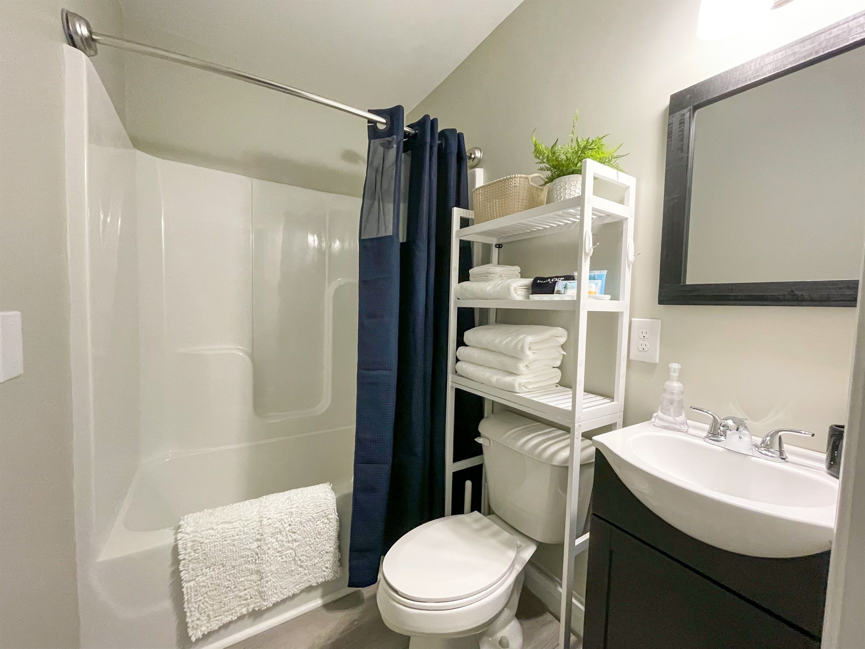Combined shower/tub, hair dryer, towels