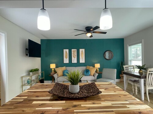 NEW w/ King Bed Near Tennis Center & Berry College