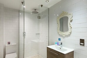 Luxury-Studiosuite | Badezimmer | Kostenlose Toilettenartikel, Haartrockner, Handtücher, Seife