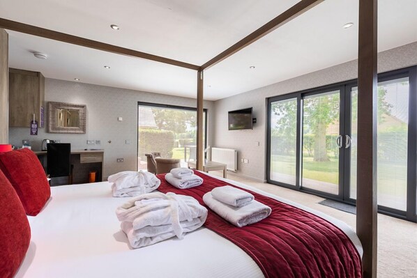 Luxury Hot Tub Suite | Free WiFi, bed sheets - Kilnwick Percy Resort & Golf Club (York)