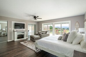 3 habitaciones, escritorio, tabla de planchar con plancha y wifi gratis