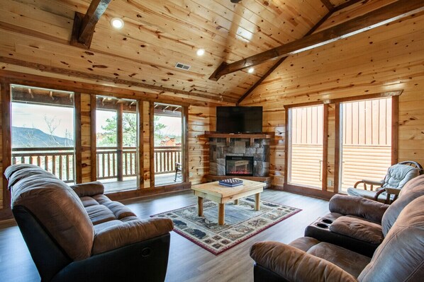 Smart TV, chimenea y futbolito