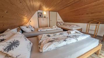 2 dormitorios, tabla de planchar con plancha, cuna de viaje y Internet