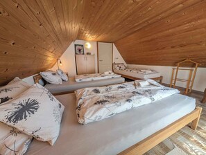 2 habitaciones, tabla de planchar con plancha, cuna de viaje y internet