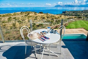 Outdoor dining - Modern villa with sea view and pool in Sicily (Scopello)