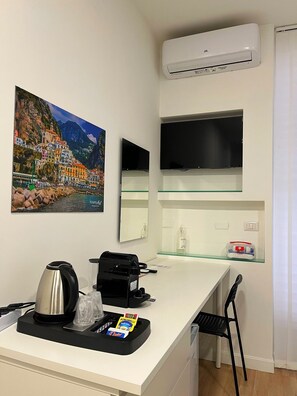 Quadruple Room | Premium bedding, memory-foam beds, individually furnished, desk - Pompei Art (Scafati)