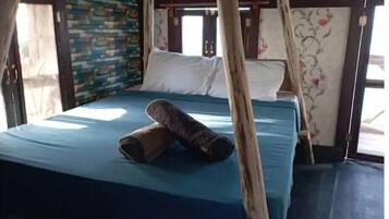 1 bedroom, bed sheets