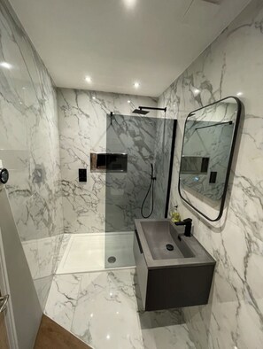 Shower, hair dryer, towels, soap - Modern Property with Indoor Swimming Pool (Willsbridge)