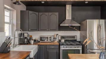 Fridge, oven, stovetop, dishwasher