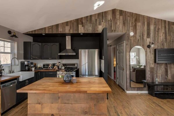 Fridge, oven, stovetop, dishwasher