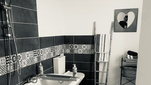 Ein Badezimmer mit einer freistehenden Badewanne, einer Toilette und einer Dusche.