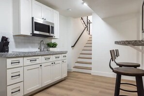 Geladeira, micro-ondas, fogão, cooktop