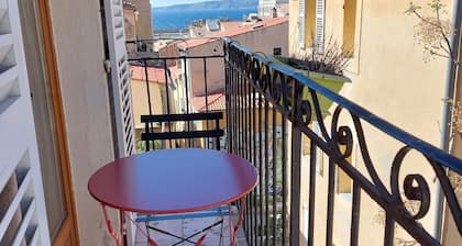 Love nest with sea view in the heart of the Panier