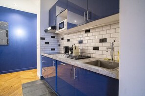 Réfrigérateur, micro-ondes, lave-vaisselle, cafetière/bouilloire