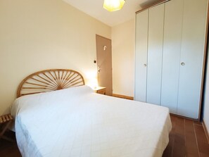 2 bedrooms, iron/ironing board