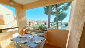 Outdoor dining - Bright cocoon with shared pool in Bandol (Bandol)