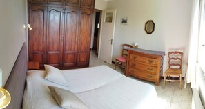 2 habitaciones y tabla de planchar con plancha 