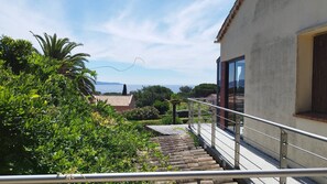 Property grounds - Modern cocoon with garden and beautiful sea view (Cavalaire-sur-Mer)