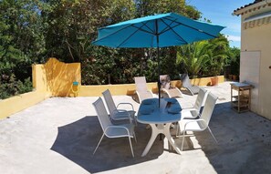 Outdoor dining - Modern cocoon with garden and beautiful sea view (Cavalaire-sur-Mer)