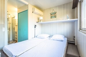 2 bedrooms, iron/ironing board, WiFi