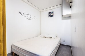 2 bedrooms, iron/ironing board, WiFi
