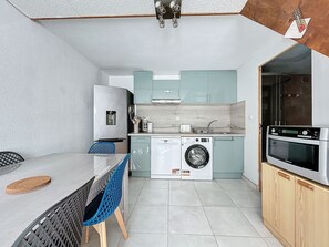 Een koelkast, een microgolfoven, een oven