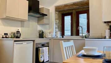 Fridge, oven, stovetop, coffee/tea maker