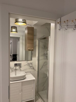 Dusj, hårføner, håndklær og såpe