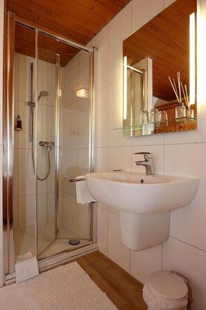 Habitación doble | Baño | Secadora de cabello y toallas 