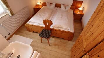 Camera quadrupla | Con stile personalizzato, con arredamento individuale, una scrivania