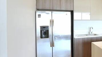 Comfort Condo | Private kitchen | Microwave, cookware/dishes/utensils