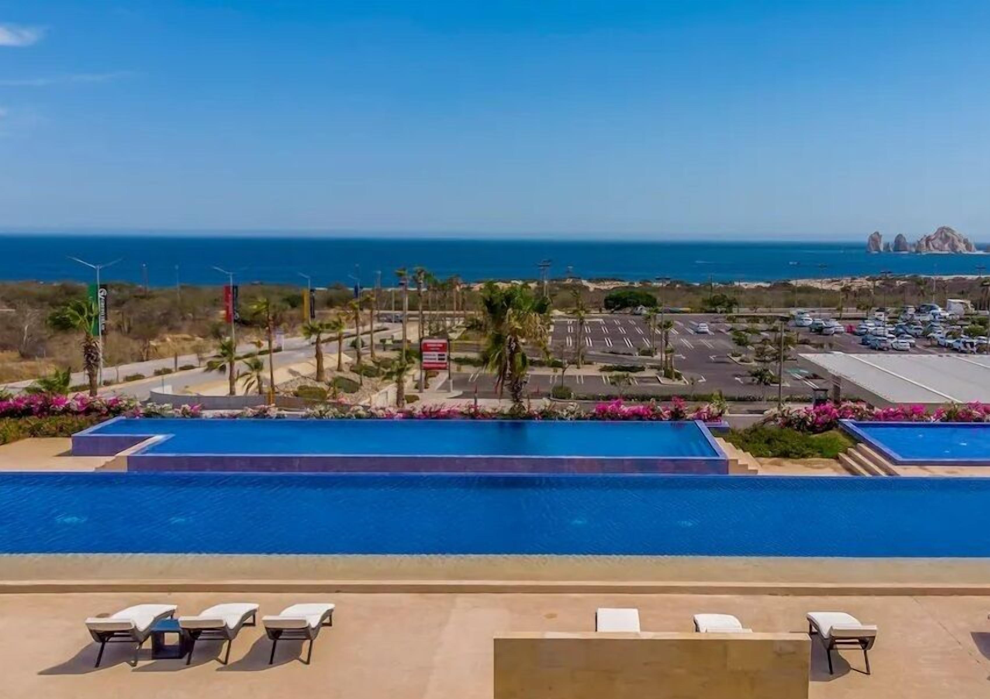 สระว่ายน้ำกลางแจ้ง