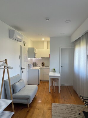 Suíte estúdio básica | Cozinha privada | Geladeira grande, micro-ondas, torradeira, cadeirão de bebê