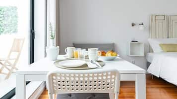 Suite estudio Confort | Cocina privada | Refrigerador con congelador, microondas, tostadora y periquera