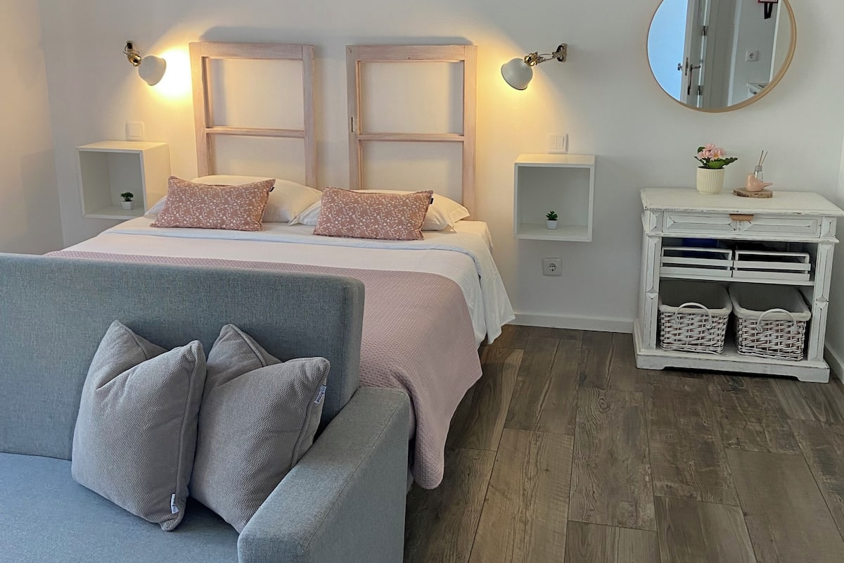 Suite estudio Deluxe, para no fumadores, vista al jardín | Insonorización, tabla de planchar con plancha y wifi gratis
