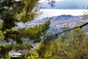 Un paisaje costero con vista al mar y montañas al fondo.