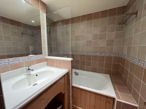Bathtub - 150m from shops, 4th floor, fitness, swimming pool, balcony, tv, ski locker, 48m², Val Cenis (Lanslebourg-Mont-Cenis)