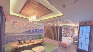 A room with a wooden bench, a bed, and a view of a traditional Japanese screen. - Home Inn Yubai Yun Hotel (Zhangjiagang Jingang Central Plaza) (Zhangjiagang)