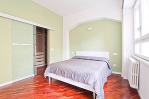 3 室のベッドルーム、旅行用ベビーベッド、WiFi (無料)、ベッドシーツ