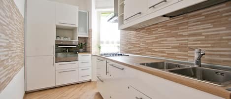 Frigorifero, microonde, forno, piano cottura