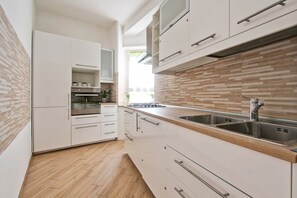 Kühlschrank, Mikrowelle, Ofen, Herdplatte