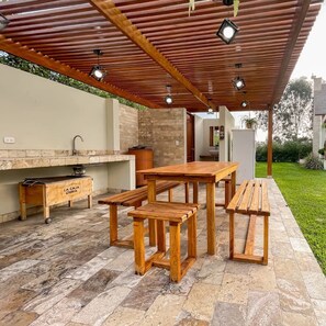 Outdoor dining - HOP Ohana: Country & Beach Escape in Chincha (Chincha Baja)