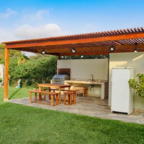 Outdoor dining - HOP Ohana: Country & Beach Escape in Chincha (Chincha Baja)